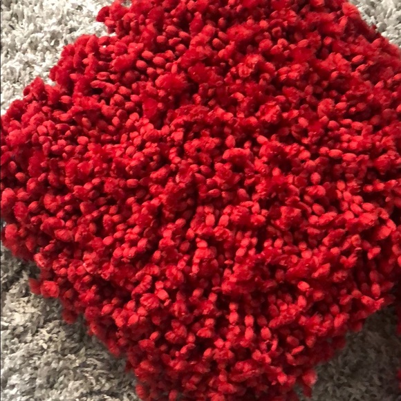 Red pillows - Picture 3 of 3